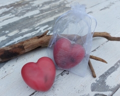 Erdbeer-Sahne Seife, Herzmotiv, mit Organzasäckchen